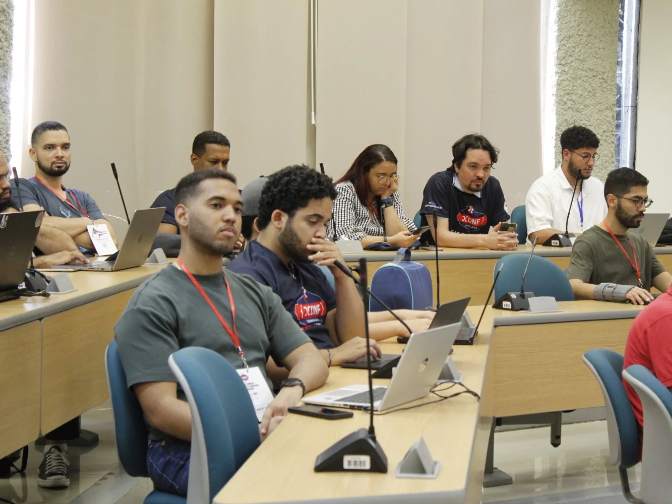 Attendees with laptops during the Floci workshop at JConf Dominicana