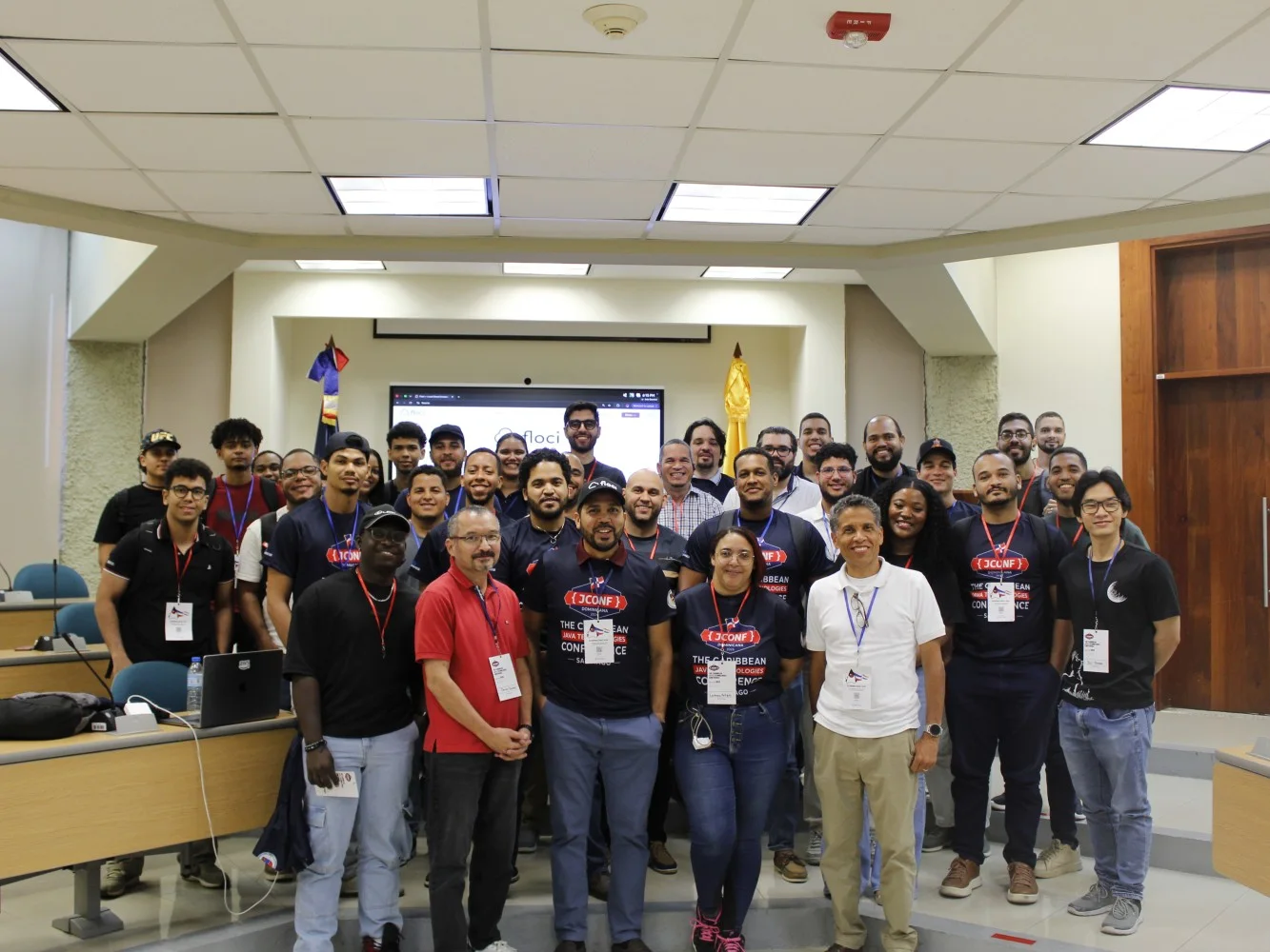 Conference attendees pose for a group photo at the Floci workshop at JConf Dominicana